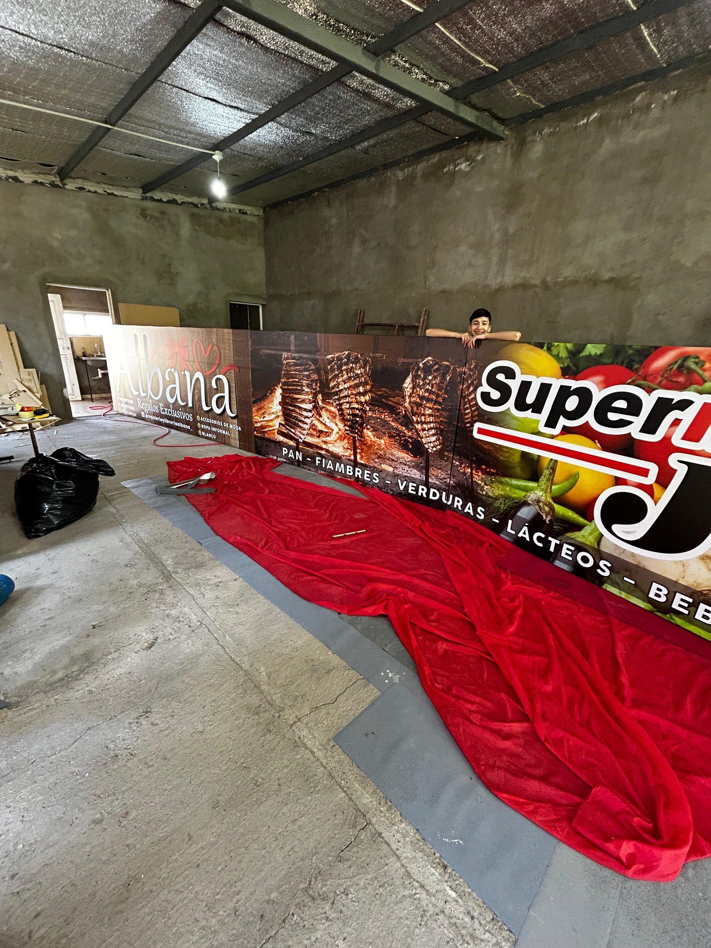 Marquesina de supermercado, carteles