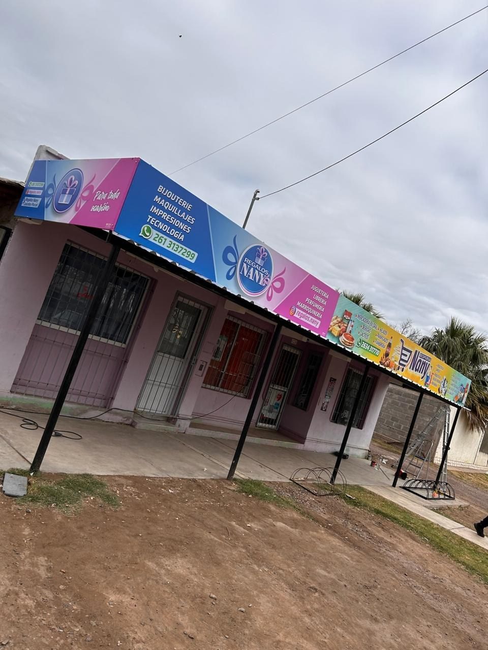Marquesina de local, carteles