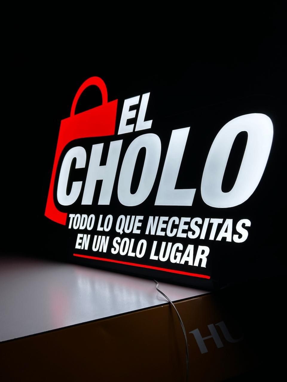 El Cholo, letras corpóreas